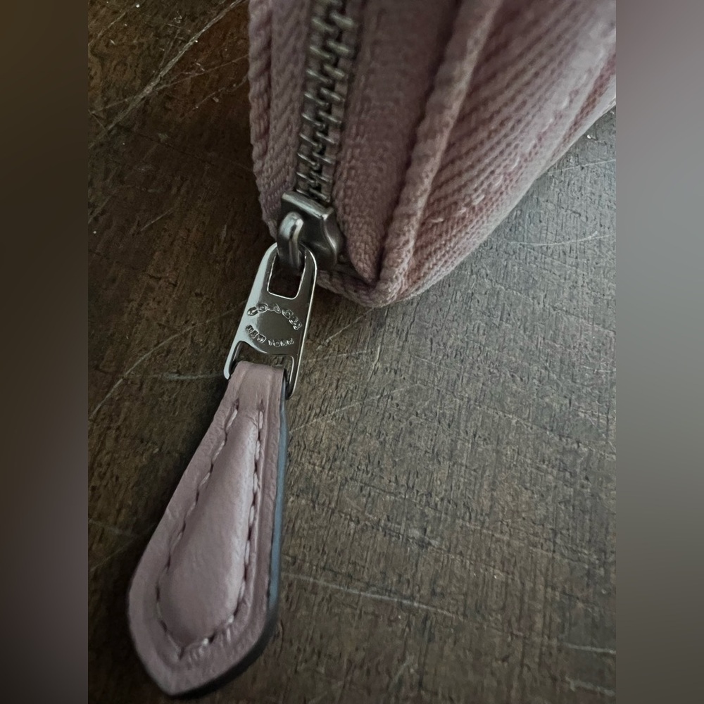 Coach Pink Denim Quilted Zip Around Card Case - Picture 4 of 9